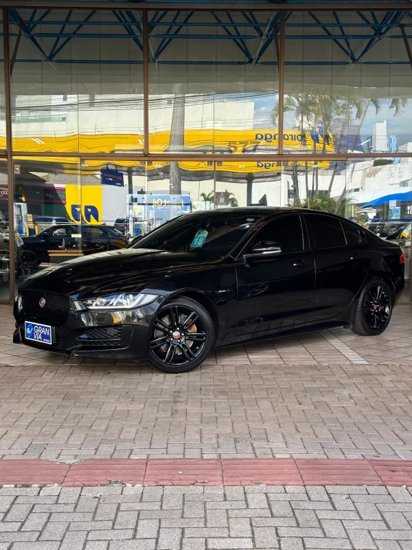 foto-Album-de-JAGUAR-XE-A-