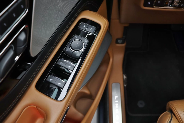 Foto do veiculo LINCOLN AVIATOR HYBRID AWD | 6 LUGARES