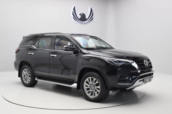 Foto do veiculo TOYOTA HILUX SW4 SRX | 7 LUGARES