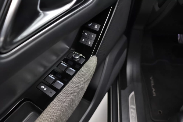 Foto do veiculo LAND ROVER RANGE ROVER VELAR P300 S R-DYNAMIC