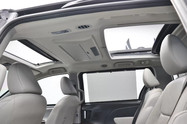 Foto do veiculo TOYOTA SIENNA LIMITED