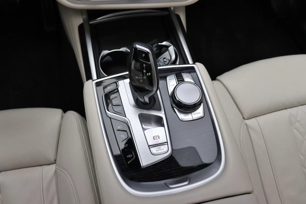 Foto do veiculo BMW 745LE M SPORT