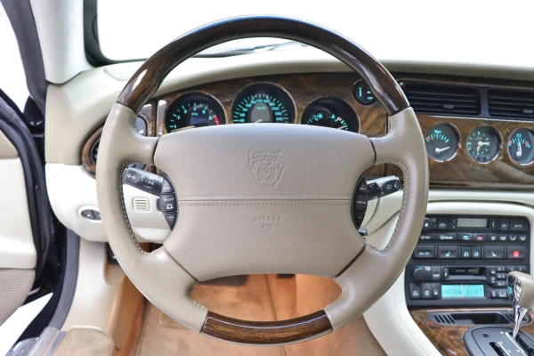 Foto do veiculo JAGUAR XKR 