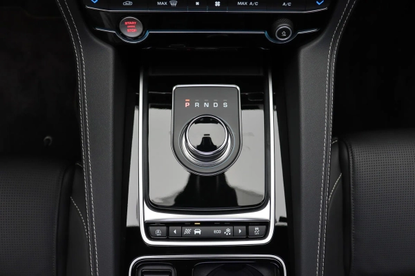 Foto do veiculo JAGUAR F-PACE R-SPORT