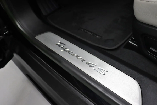 Foto do veiculo PORSCHE TAYCAN 4S