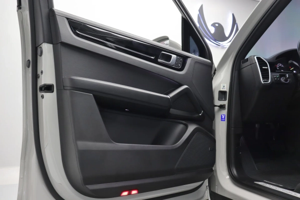 Foto do veiculo PORSCHE CAYENNE COUPé E-HYBRID PLATINUM EDITION