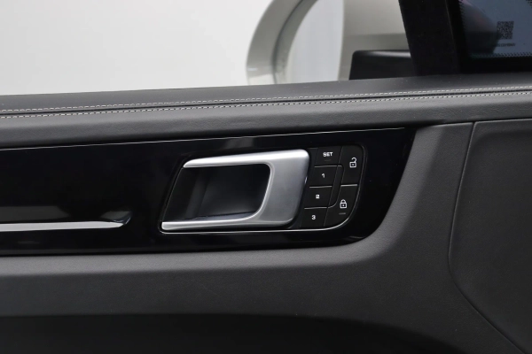 Foto do veiculo PORSCHE CAYENNE COUPé E-HYBRID PLATINUM EDITION