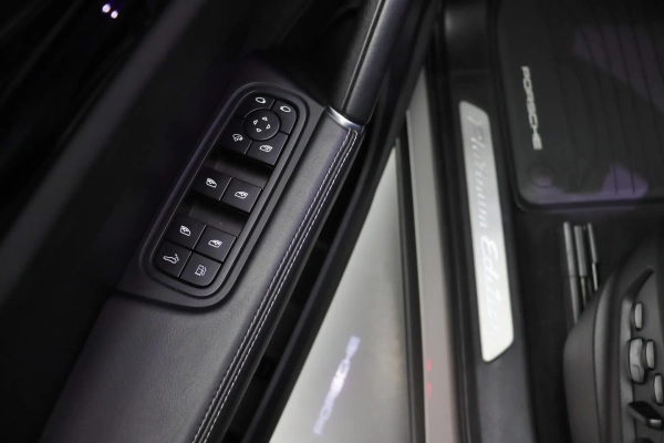 Foto do veiculo PORSCHE CAYENNE COUPé E-HYBRID PLATINUM EDITION