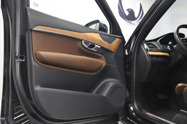 Foto do veiculo VOLVO XC90 T8 RECHARGE MOMENTUM | 7 LUGARES