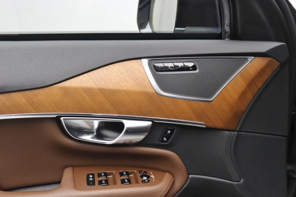 Foto do veiculo VOLVO XC90 T8 RECHARGE MOMENTUM | 7 LUGARES