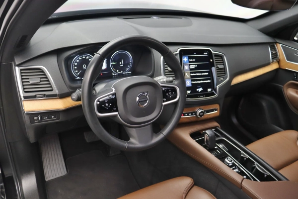 Foto do veiculo VOLVO XC90 T8 RECHARGE MOMENTUM | 7 LUGARES