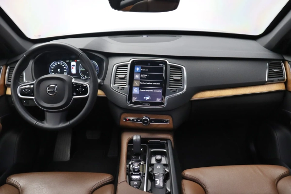 Foto do veiculo VOLVO XC90 T8 RECHARGE MOMENTUM | 7 LUGARES