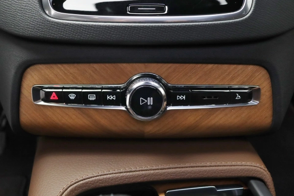 Foto do veiculo VOLVO XC90 T8 RECHARGE MOMENTUM | 7 LUGARES