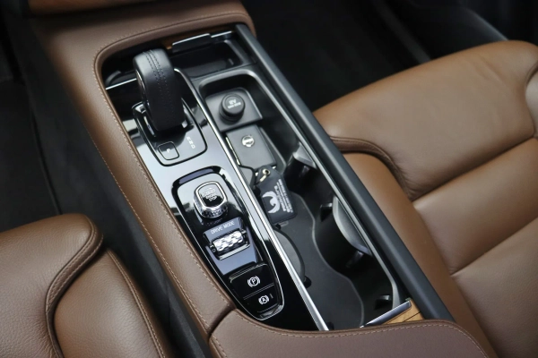 Foto do veiculo VOLVO XC90 T8 RECHARGE MOMENTUM | 7 LUGARES
