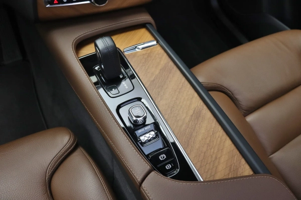 Foto do veiculo VOLVO XC90 T8 RECHARGE MOMENTUM | 7 LUGARES