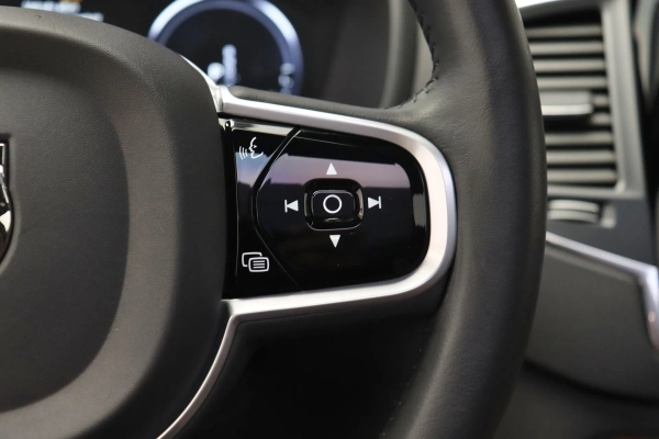 Foto do veiculo VOLVO XC90 T8 RECHARGE MOMENTUM | 7 LUGARES