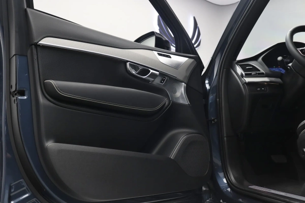 Foto do veiculo VOLVO XC90 T8 RECHARGE ULTIMATE DARK | 7 LUGARES