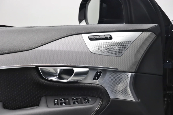 Foto do veiculo VOLVO XC90 T8 RECHARGE ULTIMATE DARK | 7 LUGARES