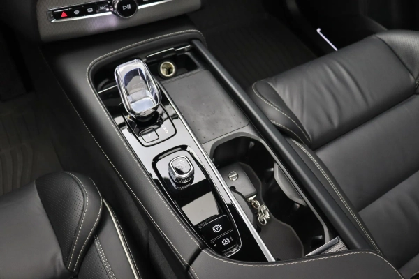 Foto do veiculo VOLVO XC90 T8 RECHARGE ULTIMATE DARK | 7 LUGARES