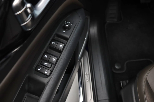 Foto do veiculo JEEP COMMANDER OVERLAND 2.0T 4X4 | 7 LUGARES