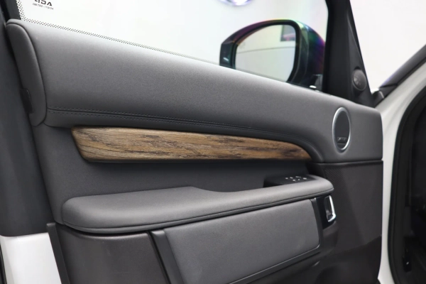 Foto do veiculo LAND ROVER DISCOVERY HSE TD6 | 7 LUGARES