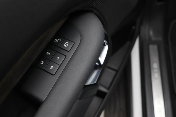 Foto do veiculo LAND ROVER DISCOVERY HSE TD6 | 7 LUGARES