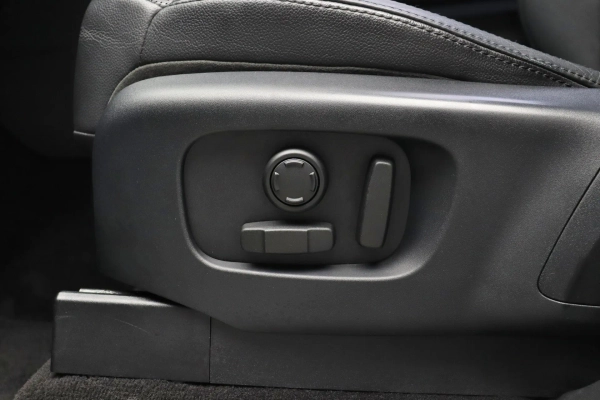 Foto do veiculo LAND ROVER DISCOVERY HSE TD6 | 7 LUGARES