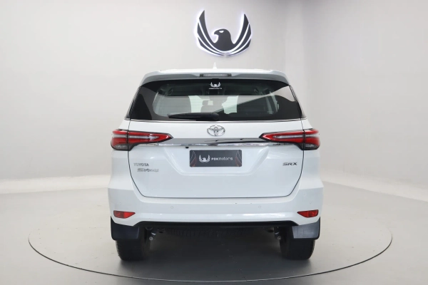 Foto do veiculo TOYOTA HILUX SW4 SRX | 7 LUGARES