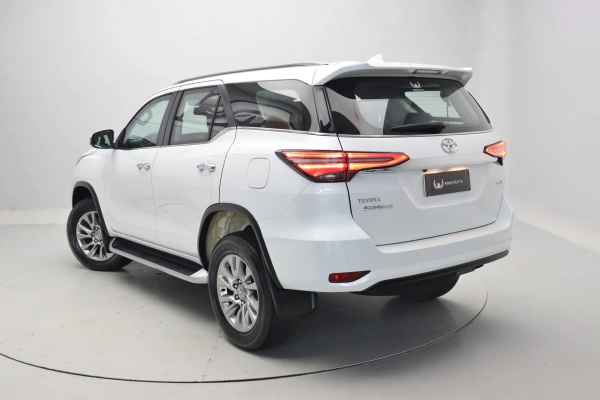 Foto do veiculo TOYOTA HILUX SW4 SRX | 7 LUGARES