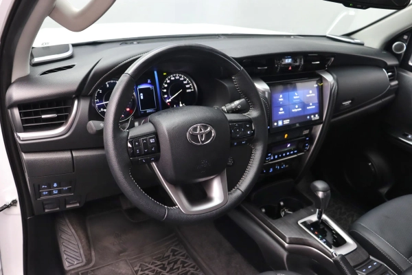 Foto do veiculo TOYOTA HILUX SW4 SRX | 7 LUGARES