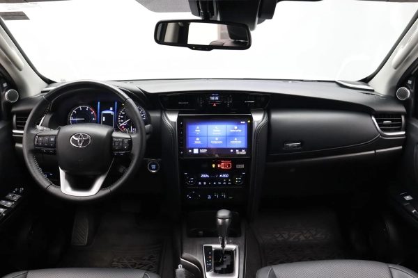 Foto do veiculo TOYOTA HILUX SW4 SRX | 7 LUGARES