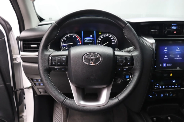 Foto do veiculo TOYOTA HILUX SW4 SRX | 7 LUGARES