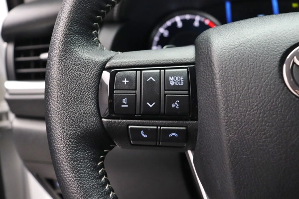 Foto do veiculo TOYOTA HILUX SW4 SRX | 7 LUGARES